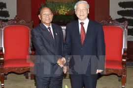 Líderes vietnamitas felicitan a Cambodia por Día Nacional