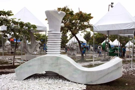 Clausuran campamento de creatividad de escultura