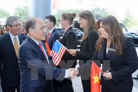 Dirigente vietnamita conversa con parlamentarios estadounidenses