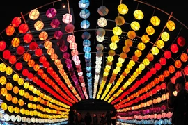 Vía de farolillos más larga de Vietnam saluda fiesta otoñal