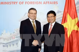 El vicepremier y también canciller de Vietnam, Pham Binh Minh y el ministro checo de Relaciones Exteriores, Lubomir Zaoralek,