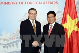 El vicepremier y también canciller de Vietnam, Pham Binh Minh y el ministro checo de Relaciones Exteriores, Lubomir Zaoralek,