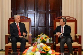 Gobernador del Banco se reúne con nuevo director nacional de ADB