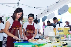 Platos tradicionales vietnamitas conquistan a amigos internacionales
