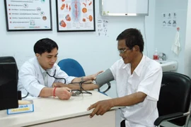  Médicos vietnamitas y cambodianos ofrecen consultas a pacientes desfa