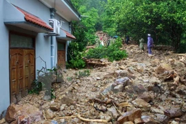 Vicepresidenta visita damnificados por inundaciones en Quang Ninh