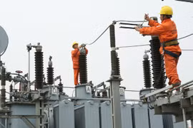  Instalan línea eléctrica que cruza mar más larga de Vietnam