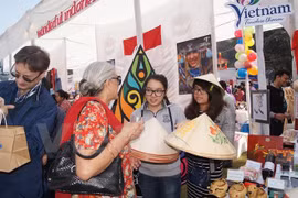 Vietnam participa en feria benéfica internacional en la India