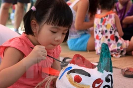 Disfrutar del Medio Otoño con las máscaras tradicionales de cartón