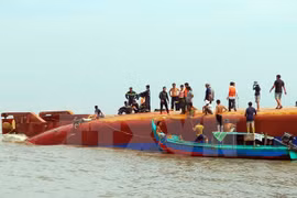 Fuerzas de rescate intentan sacar del agua barco naufragado