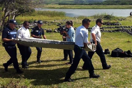 El viceministro de Transporte de Malasia Abdul Aziz Kaprawi dijo “casi seguro” de que el pertrecho encontrado en la isla francesa de Reunion es de un Boeing 777 (Fuente: AFP/ VNA)