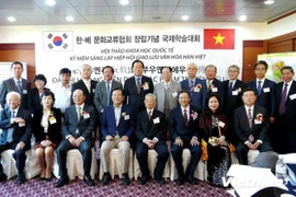 Estudiosos vietnamitas y sudcoreanos en el seminario internacional sobre la novela en verso Truyen Kieu (Historia de Kieu) del gran poeta vietnamita Nguyen Du, efectuado en la ciudad sudcoreana de Gwangju (Fuente: VNA).