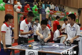 Los concursantes en el concurso nacional Robothon Vietnam 2014 en Ciudad Ho Chi Minh (Fuente: VNA).