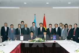 El jefe de Gobierno vietnamita presenció la firma del Acuerdo de cooperación en prospección, explotación y suministro de servicios petróleos entre Kazmunaigaz y PetroVietnam (Fuente:VNA)