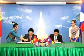 Los vicepremieres vietnamita y laosiano firman el Acuerdo de Cooperación entre los dos Ministerios de Relaciones Exteriores en el periodo 2014 – 2020. (Fuente: VNA)