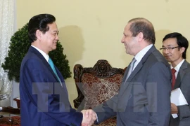 El primer ministro Nguyen Tan Dung recibió al embajador de Argelia en Vietnam, Mohamed Berrah (Fuente:VNA)