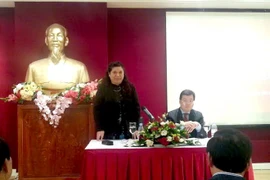 La vicepresidenta de la Asamblea Nacional de Vietnam, Tong Thi Phong, y vietnamitas residentes en Francia (Fuente:VNA)