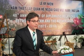 El cónsul general de Ámsterdam en Ciudad Ho Chi Minh, Simon van der Burg en el acto conmemorativo por el aniversario 40 de las relaciones diplomáticas entre Vietnam y Países Bajos (Fuente: VNA)
