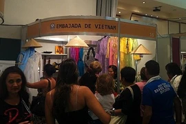 El stand de Vietnam en la IV Feria de Artesanías del Mercosur (FAM) en la ciudad de Puerto Iguazú (Fuente:VNA).