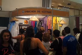 El stand de Vietnam en la IV Feria de Artesanías del Mercosur (FAM) en la ciudad de Puerto Iguazú (Fuente:VNA).
