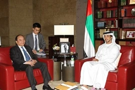 El vicepremier vietnamita Nguyen Xuan Phuc y su homólogo de EAU Sheikh Mansour Bin Zayed Al Nahyan (Fuente:VNA)
