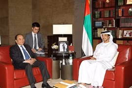 El vicepremier vietnamita Nguyen Xuan Phuc y su homólogo de EAU Sheikh Mansour Bin Zayed Al Nahyan (Fuente:VNA)