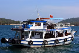 Un barco de servicio turístico en la isla de Phu Quoc (Fuente: VNA)