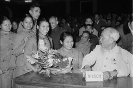 El Presidente Ho Chi Minh dialogó con delegados del Congreso de Jóvenes voluntarios del Norte contra el imperialismo yanqui, enero de 1967 (Fuente: VNA)
