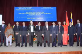 Los delegados en el acto conmemorativo del 25 aniversario del establecimiento de los nexos diplomáticos Vietnam- Venezuela (Fuente: VNA)