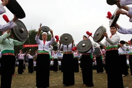 Chicas Muong tocan gongs en la fiesta Muong Bi (Fuente: VNA)