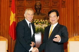 El primer ministro de Vietnam, Nguyen Tan Dung, se reunió en Hanoi con el exjefe de gobierno de Reino Unido Tony Blair. (Fuente: VNA)