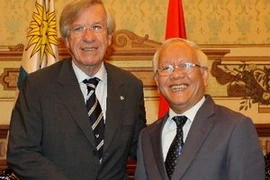 El presidente del Comité Popular de Ciudad Ho Chi Minh, Le Hoang Quan, y el vicepresidente uruguayo, Danilo Astori, (Fuente:VNA)