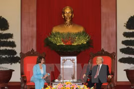 Dirigentes vietnamitas reciben a líder demócrata estadounidense 