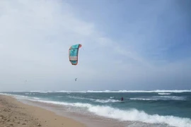 Practicar kitesurf en la isla de Phu Quy (Fuente: VNA)