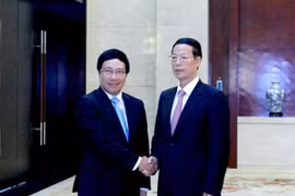 El viceprimer ministro vietnamita Pham Binh Minh y su homólogo chino Zhang Gaoli. (Fuente: VNA) 