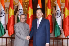 El presidente indio, Pranab Mukherjee, se reunió con el primer ministro de Vietnam, Nguyen Tan Dung, al visitar Vietnam (Fuente:VNA)