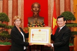 El presidente Truong Tan Sang entrega Orden Ho Chi Minh a Elizabeth Aubrac, hija del ingeniero Raymond Aubrac (Fuente: VNA)