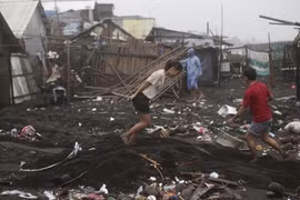 Las fuerzas de búsqueda y rescate de Filipinas retiran escombros generados por el tifón Hagupit (Fuente: VNA)