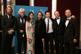 El equipo de “Dap Canh Giua Khong Trung” en el Festival de Venecia (Fuente: VNA)