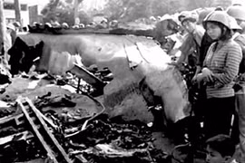 Militantes de Hanoi al lado del resto de un B-52 derribado (Fuente: VNA)
