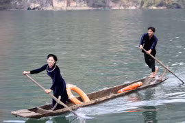 Carreras de canoes en Ba Be (Fuente: VNA)