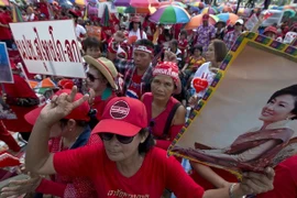 Los "camisas rojas" - partidarios del gobierno civil destituido - manifiestan en Bangkok. (Fuente: VNA)