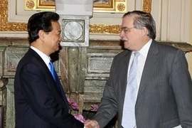 Premier Nguyen Tan Dung recibó al vicepresidente del Banco Mundial, James Adams.