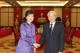 El secretario general del Partido Comunista de Vietnam (PCV), Nguyen Phu Trong, y la presidenta sudcoreana, Park Geun-hye. (Fuente: VNA)