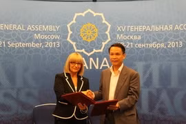 El director general de la VNA, Nguyen Duc Loi, y la subdirectora de Tanjug Maja Vojinovic Jovanovic (Fuente:VNA)