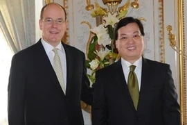 El príncipe de Mónaco, Albert II, y el embajador de Viet Nam, Duong Chi Dung