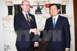 El primer ministro Bohuslav Sobotka y el presidente Truong Tan Sang (Fuente: VNA) 