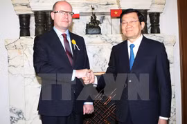 El primer ministro Bohuslav Sobotka y el presidente Truong Tan Sang (Fuente: VNA) 