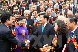 El presidente Truong Tan Sang dialoga con destacados médicos (Fuente: VNA)