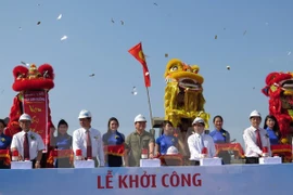 El viceprimer ministro vietnamita Hoang Trung Hai y autoridades locales comenzaron la construcción de una nueva pista del aeropuerto internacional Cam Ranh. (Fuente: VNA)